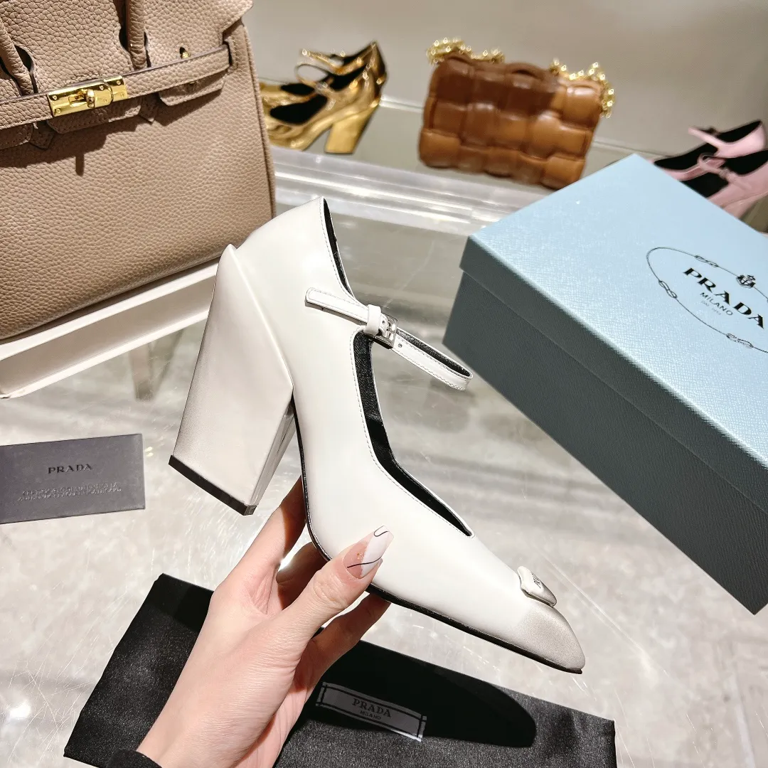 👟👟Ex-factory price 600👟👟 🏧🏧 PRADA ²⁰²²𝐬𝐬Prada’s new product, prada22/23ss “T-stage show style”, the most popular large block heels and wedge-heeled shoes in the ordering conference, (original top-grade open-edge beaded cowhide leather, 3D electronic spray painting color effect. 2 styles are grandly launched.) ——————————————————❣️ The 2022S/23S PRADA autumn and winter new styles are so good-looking. Internet celebrities from all over the world have planted popular models, awakening the imagination of skirt trains, corset ribs and corset curves, streamlined to the extreme ~ super hot series of hot products, iconic logo small leather bag with buckle.  Prada spring 2022's latest electronic inkjet technology, coupled with a small square toe, allows the autumn and winter models to evolve the same look, showing two different styles through different makeup, hair and body shapes with 8.5cm thick heels. Autumn singles and boots are equally charming, and the styles presented are also wonderful!  This season's Prada styles are simpler in design than before. They don't deliberately pursue a trendy or sporty feel. The overall look is natural, and the colors are not too bright. They are so beautiful when paired with a large pointed wedge heel. 😋The original shoes are developed and purchased from Italian counters, and are reproduced 1:1 according to the original taste. The sloped block heel and concave and convex shape are the same as the original. 💛❤️ ⚛ Mixed sheepskin lining is breathable and comfortable, genuine leather outsole ⚛Ready for sale Size: 35-39 (40 customized) ⚛Multiple colors, all official colors can be produced.